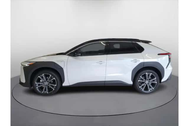 Toyota bZ4X (2024) thumbnail 2