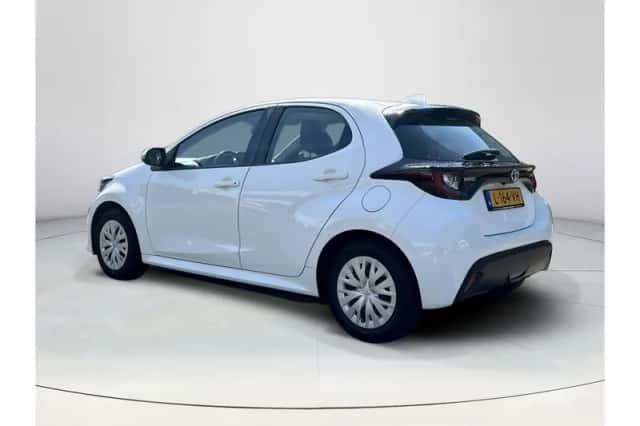 Toyota Yaris (2021) thumbnail 3