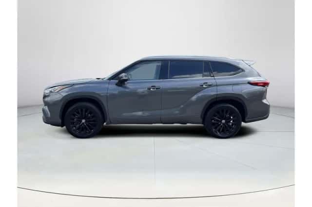 Toyota Highlander (2023) thumbnail 2