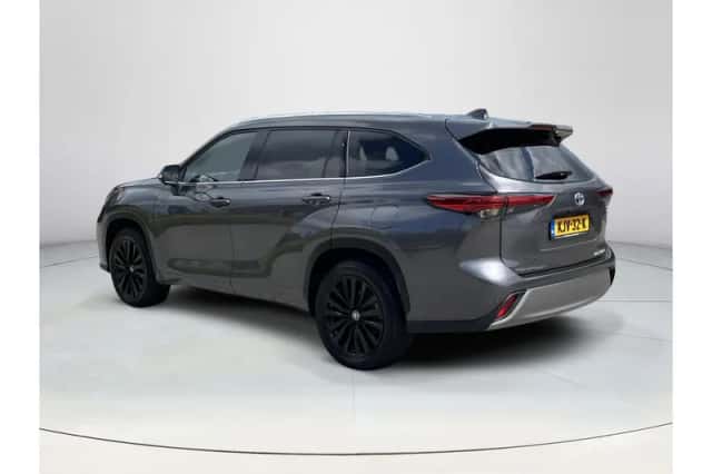Toyota Highlander (2023) thumbnail 3