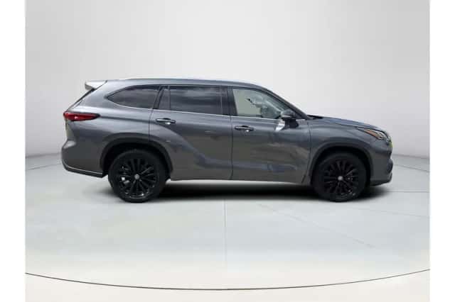Toyota Highlander (2023) thumbnail 6