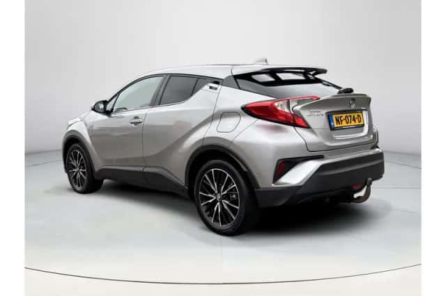 Toyota C-HR (2017) thumbnail 3