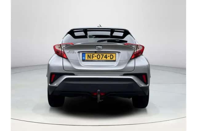 Toyota C-HR (2017) thumbnail 4