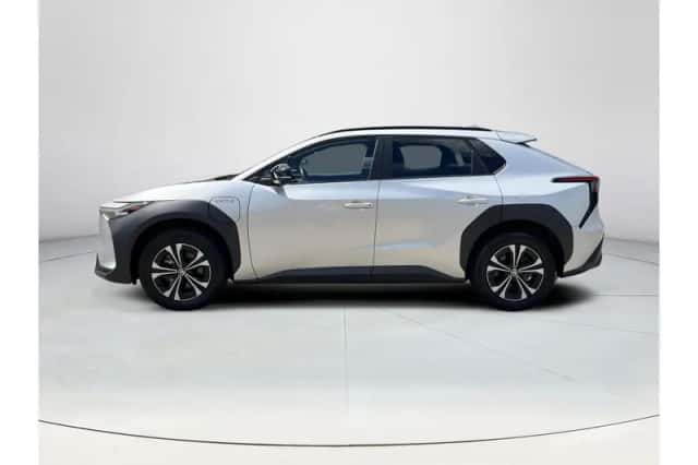 Toyota bZ4X (2023) thumbnail 2