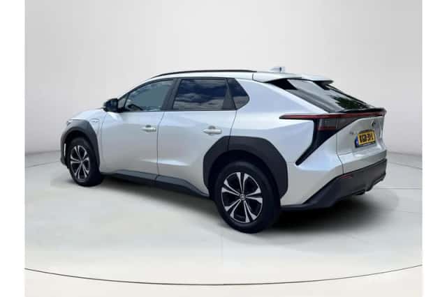 Toyota bZ4X (2023) thumbnail 3