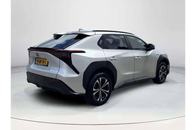 Toyota bZ4X (2023) thumbnail 5