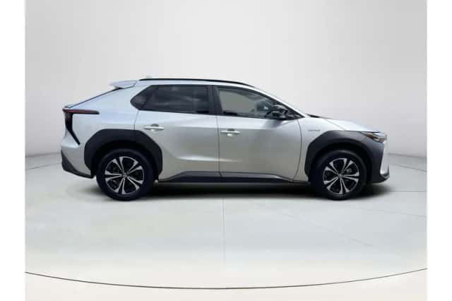 Toyota bZ4X (2023) thumbnail 6