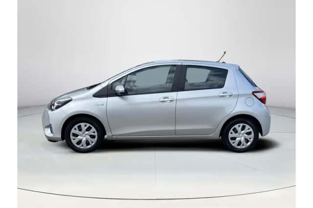 Toyota Yaris (2017) thumbnail 2