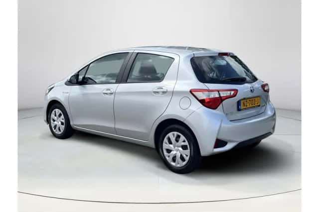 Toyota Yaris (2017) thumbnail 3