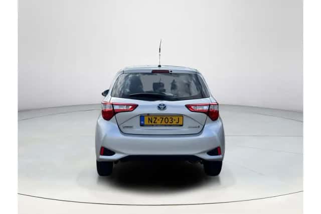 Toyota Yaris (2017) thumbnail 4