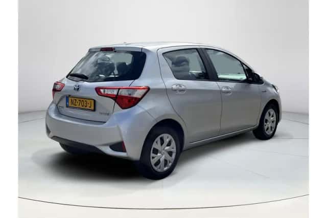 Toyota Yaris (2017) thumbnail 5