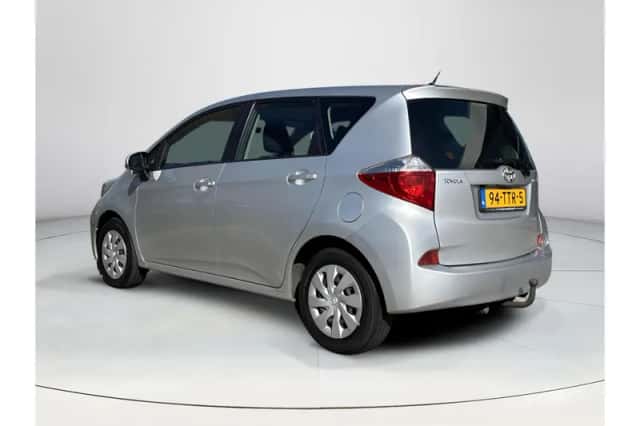 Toyota Verso-S (2012) thumbnail 3