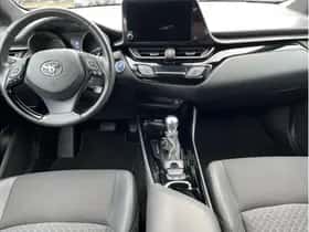 Toyota C-HR (2023) thumbnail 9