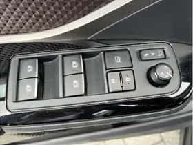 Toyota C-HR (2018) thumbnail 15