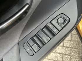 Toyota C-HR (2024) thumbnail 16