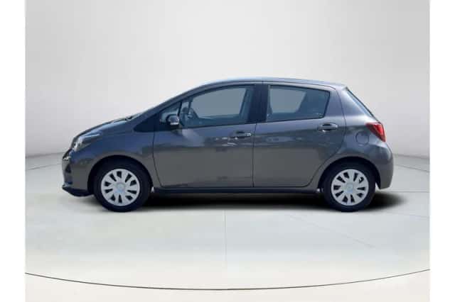 Toyota Yaris (2017) thumbnail 2