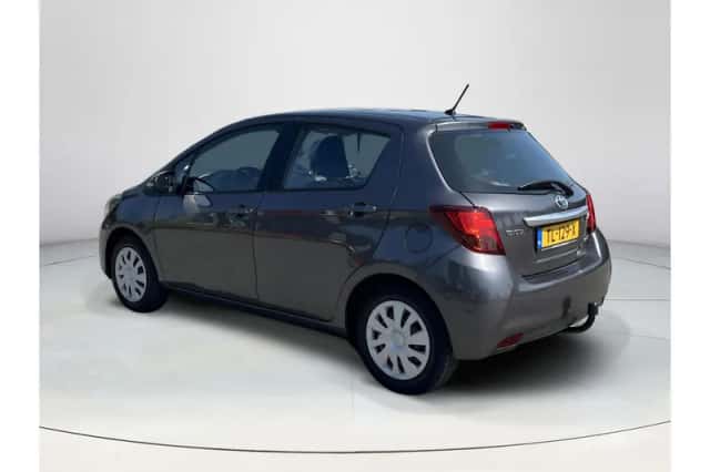 Toyota Yaris (2017) thumbnail 3