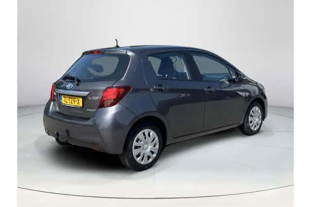Toyota Yaris (2017) thumbnail 5