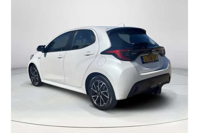 Toyota Yaris (2021) thumbnail 3