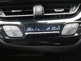 Toyota C-HR (2017) thumbnail 12