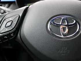Toyota C-HR (2017) thumbnail 13