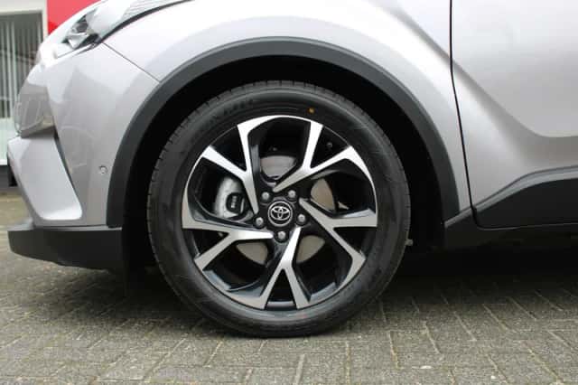 Toyota C-HR (2017) thumbnail 5