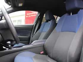 Toyota C-HR (2017) thumbnail 8