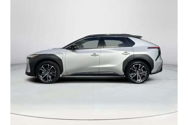Toyota bZ4X (2022) thumbnail 2