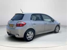 Toyota Auris (2012) thumbnail 6
