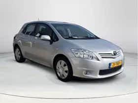Toyota Auris (2012) thumbnail 8