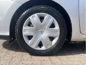 Toyota Auris (2012) thumbnail 9
