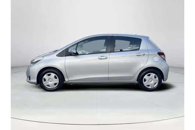 Toyota Yaris (2012) thumbnail 2