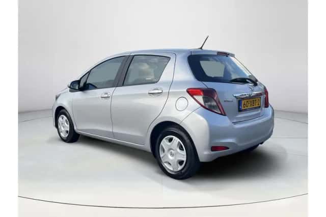 Toyota Yaris (2012) thumbnail 3