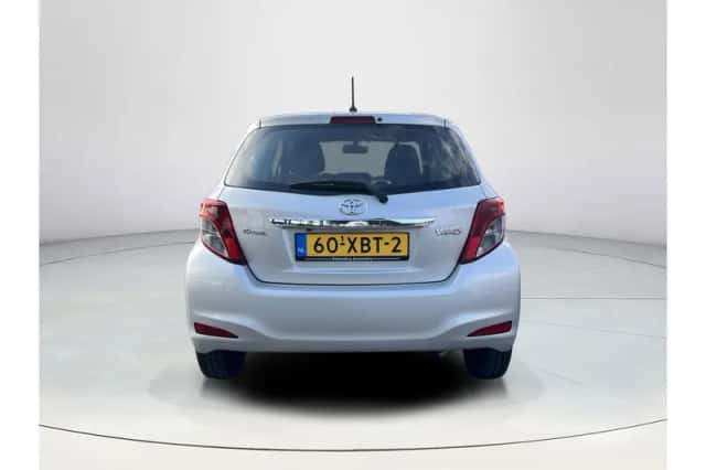 Toyota Yaris (2012) thumbnail 4