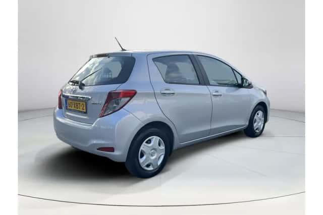 Toyota Yaris (2012) thumbnail 5