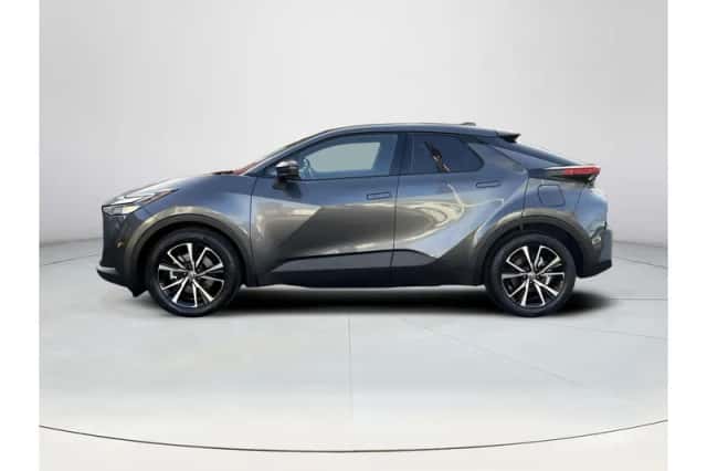 Toyota C-HR (2025) thumbnail 2