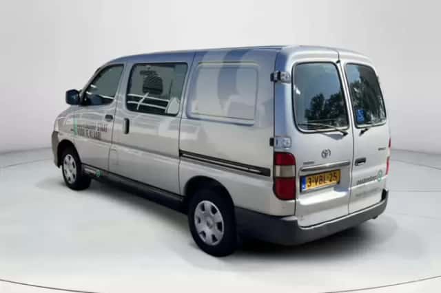 Toyota HiAce (2009) thumbnail 3