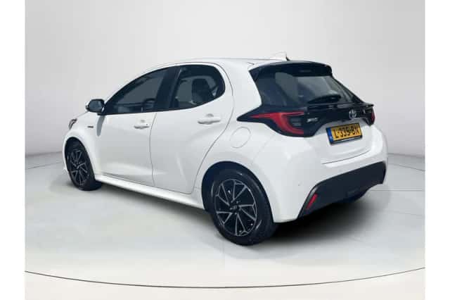 Toyota Yaris (2021) thumbnail 3