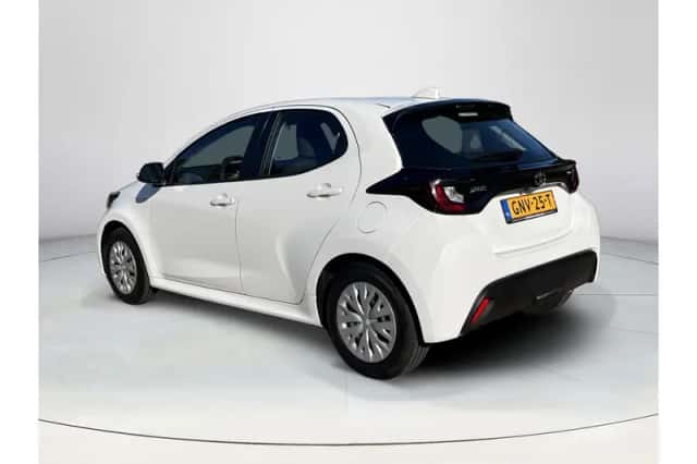 Toyota Yaris (2024) thumbnail 3