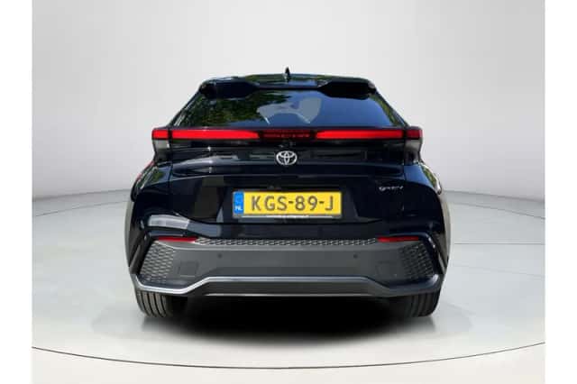 Toyota C-HR (2024) thumbnail 4