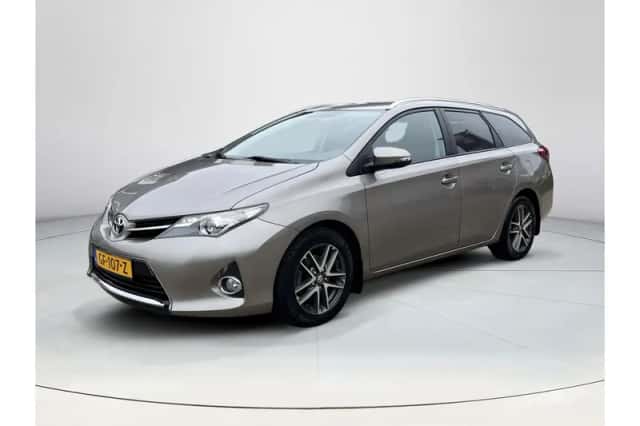 Toyota Auris (2015) thumbnail 1