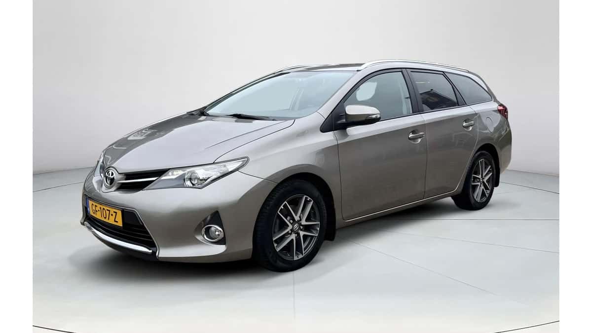 Toyota Auris (2015) — foto 1