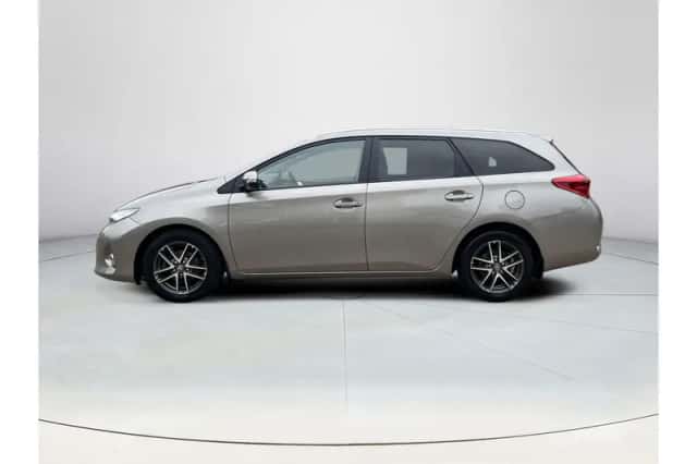 Toyota Auris (2015) thumbnail 2
