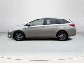 Toyota Auris (2015) thumbnail 2