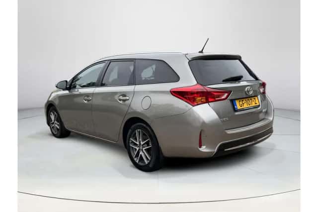 Toyota Auris (2015) thumbnail 3