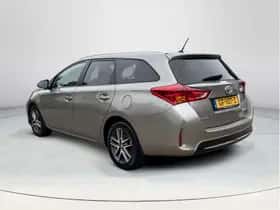 Toyota Auris (2015) thumbnail 3