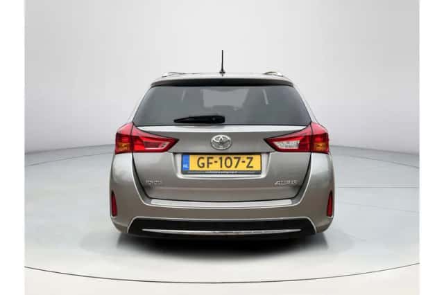 Toyota Auris (2015) thumbnail 4