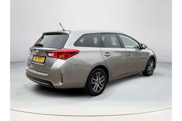 Toyota Auris (2015) thumbnail 5