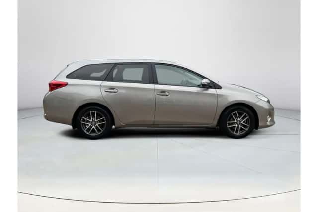 Toyota Auris (2015) thumbnail 6