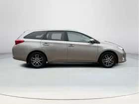 Toyota Auris (2015) thumbnail 6